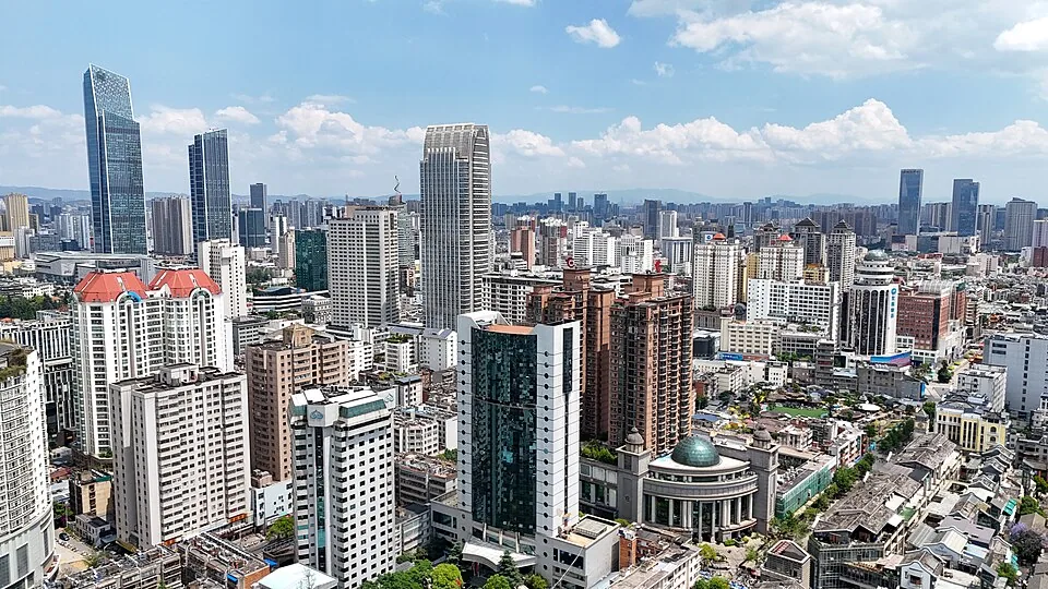 昆明城市实景，仅作环境配图，不对应文中房源或工位。
