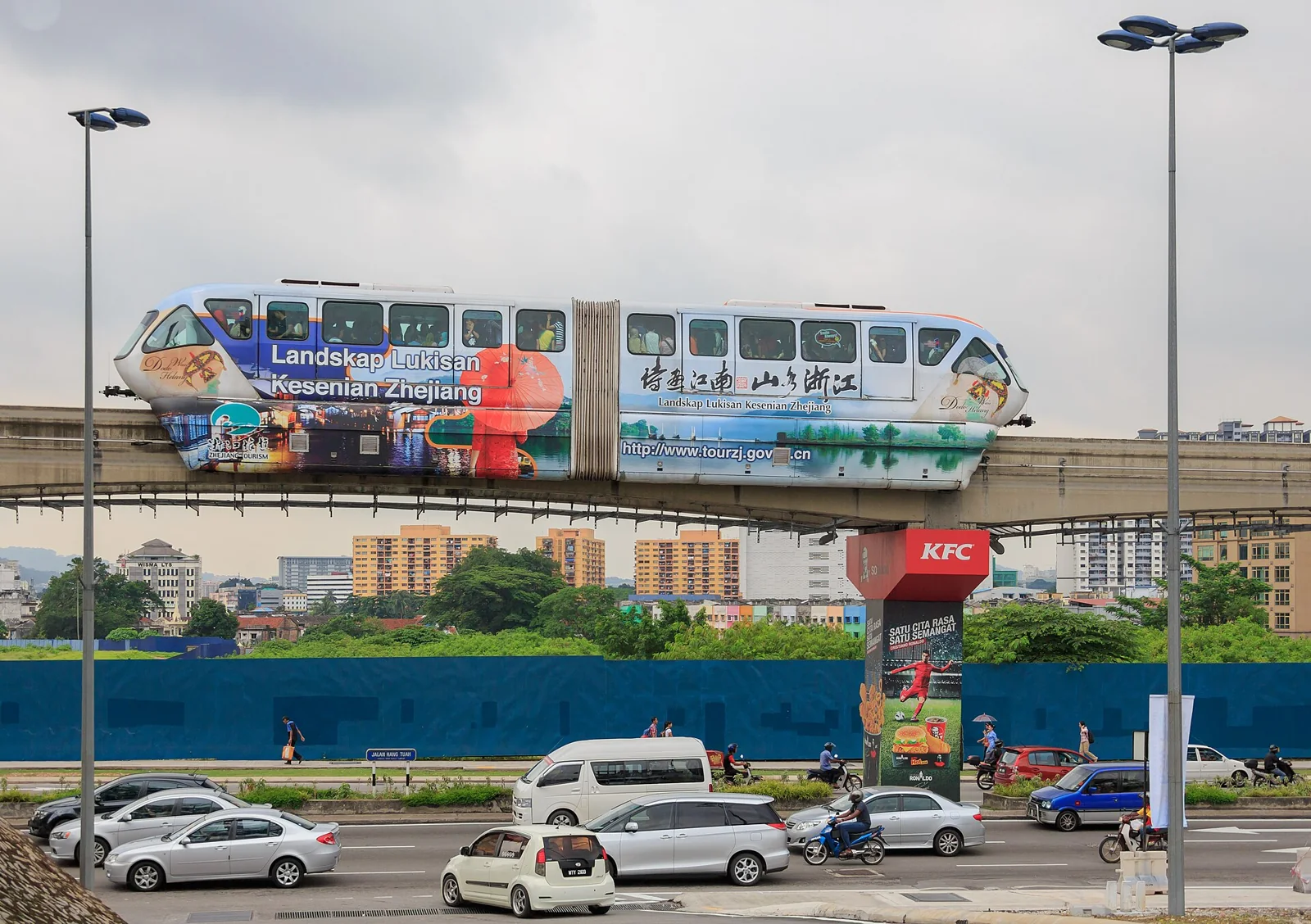 Imbi与Hang Tuah之间的吉隆坡单轨,摄于2014年。CEphoto / Uwe Aranas,CC BY-SA3.0;已等比缩放及转码。