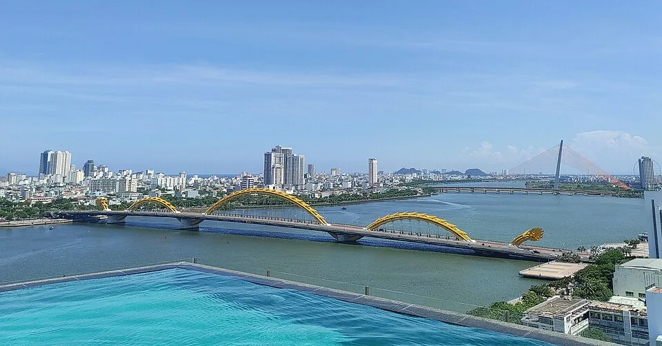 岘港城市实景,仅作环境配图。