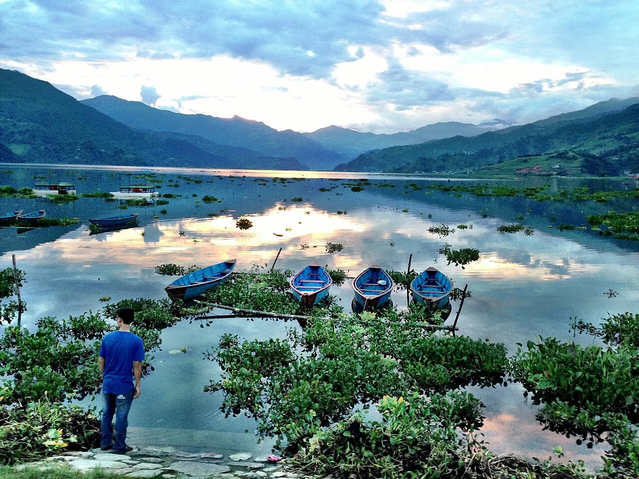 湖畔(Lakeside)街景,摄于2014年;照片里的店招与今日营业情况无关。