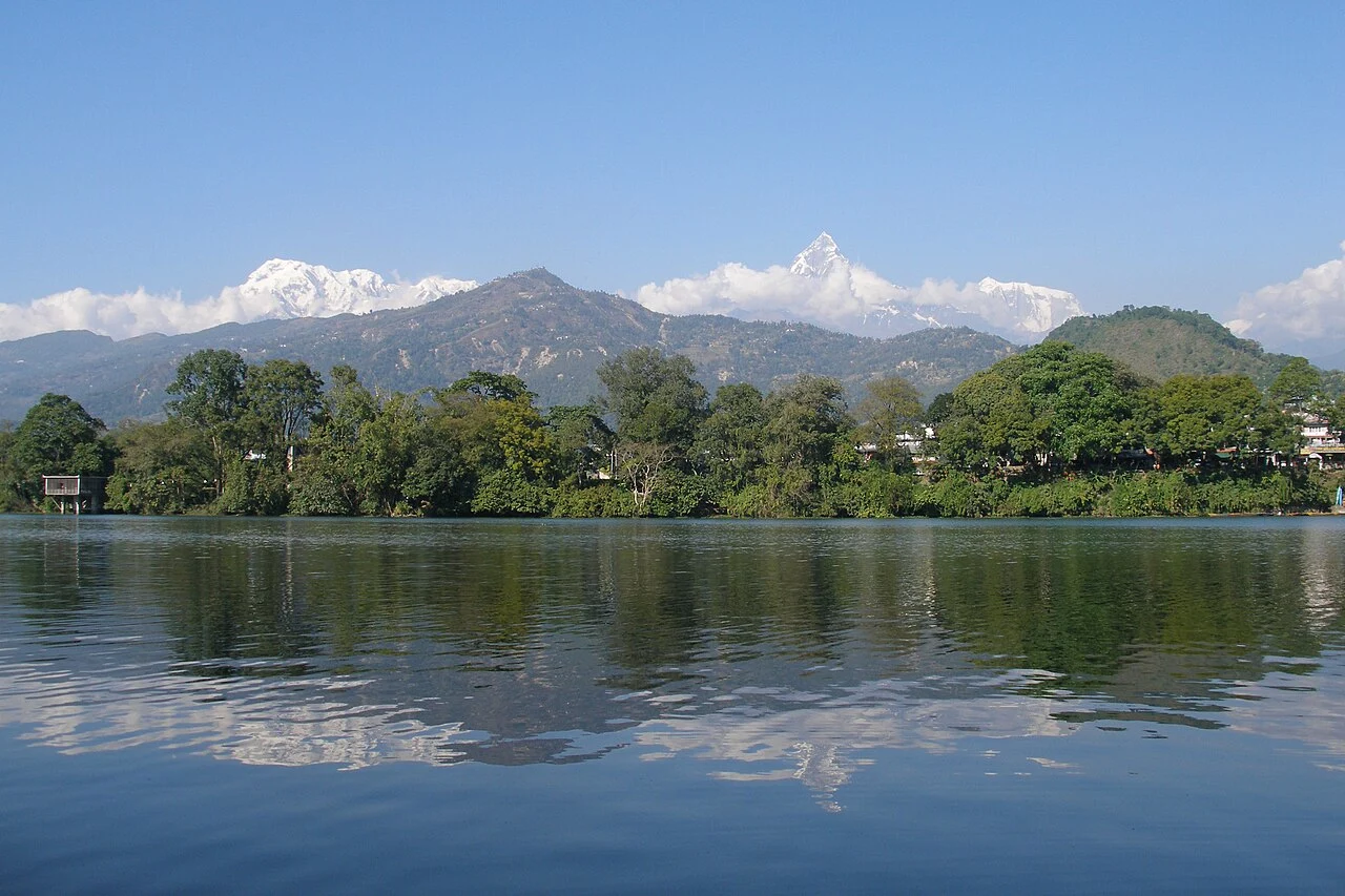 费瓦湖与博卡拉湖岸,摄于2007年;不对应某一家住处。