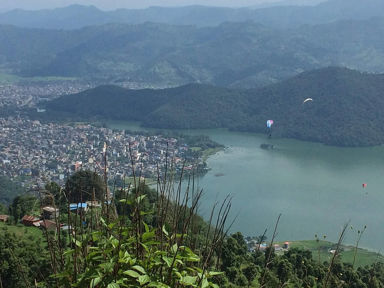 从Kaski方向看博卡拉谷地,摄于2020年;山坡住处与湖畔日常不是同一个生活半径。
